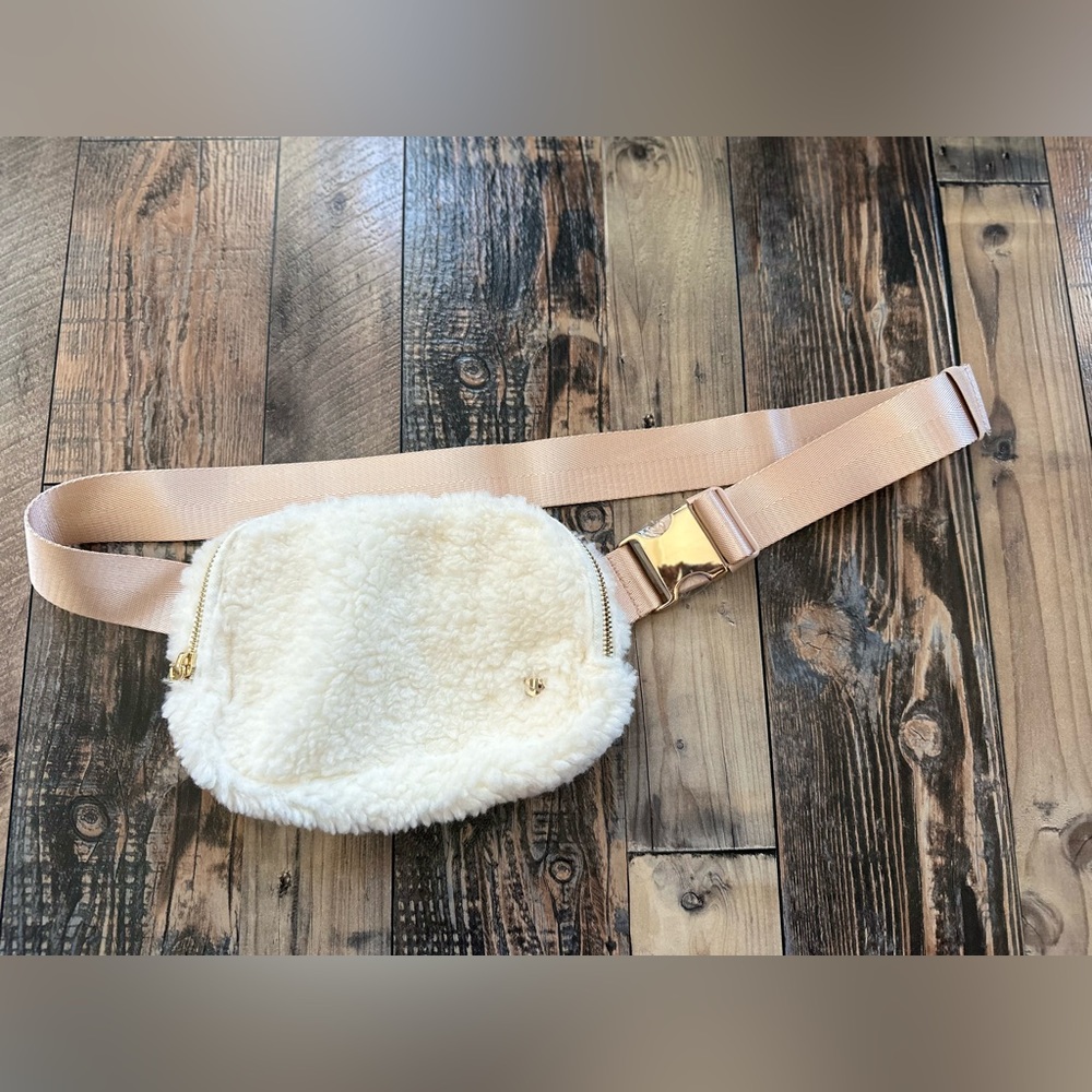 👝 - NWOT Belt Bag